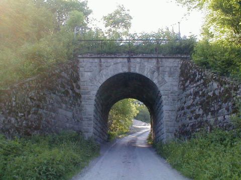 Brcke ber einen Feldweg