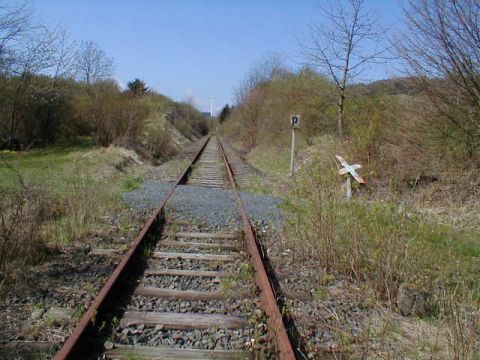 Bahnbergang hinter dem Viadukt