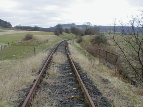 Brcke ber einen Feldweg