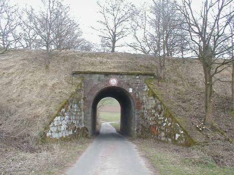 Brcke ber einen Feldweg