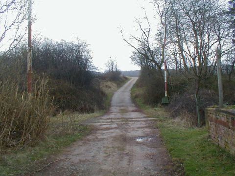 Bahnbergang hinter dem Bahnhof