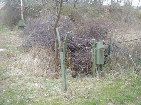 Bahnbergang hinter dem Bahnhof