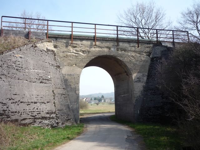 Brcke ber einen Weg