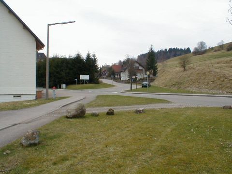 Ausfahrt aus Lenzkirch mit ehemaligem Bahnbergang