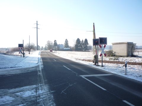 Bahnbergang ber die Strae nach Arlen