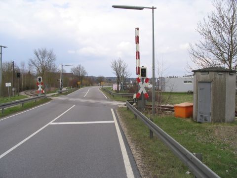 Bahnbergang ber die Bundesstrae mach Mengen