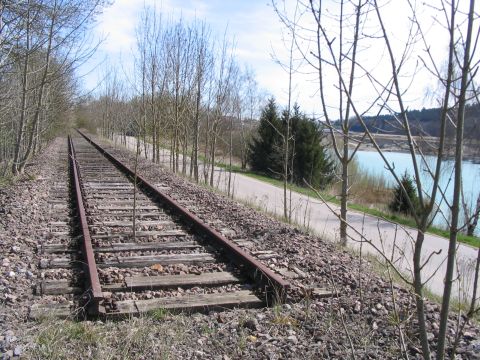 Beginn des Gleises am Baggersee