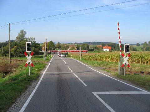 Bahnbergang ber die Strae nach Bad Wurzach