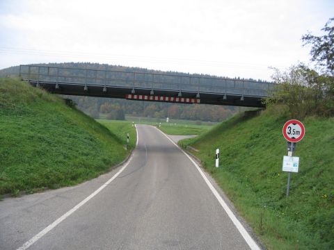 Brcke ber die Strae aus dem Breitental