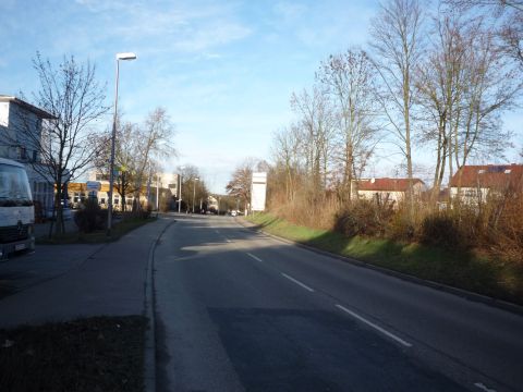 Alter Bahndamm lngs der Strae alte Bahnlinie