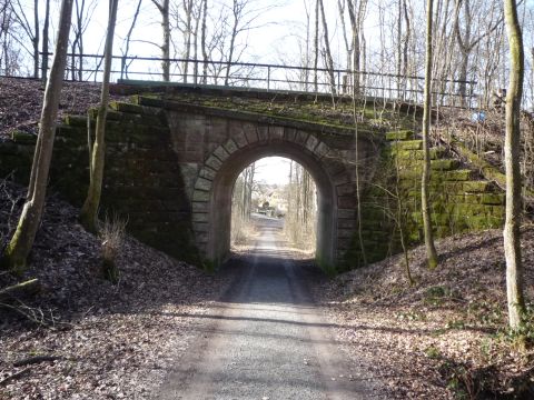 Brcke ber einen Forstweg