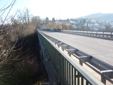 Brücke über das Tal des Heiligenbachs
