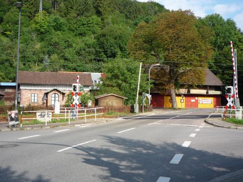 Bahnbergang ber die Strae zur Waldstadt