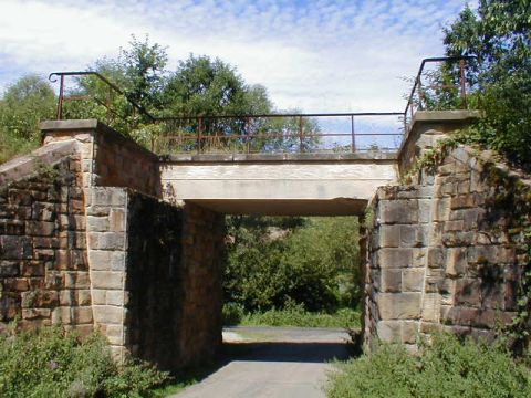 Straenbrcke hinter dem Haltepunkt Oberjossa