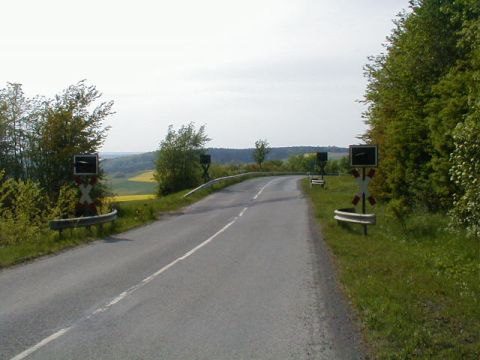 Bahnbergang ber die Strae von Olberode nach Weienborn