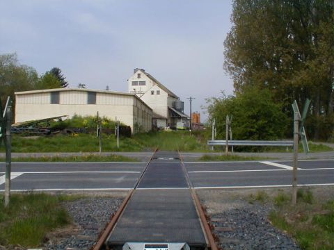 Bahnbergang zwischen Bahnhof und Lagerhaus