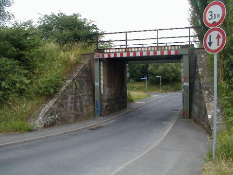 Brücke über den Helleböhnweg