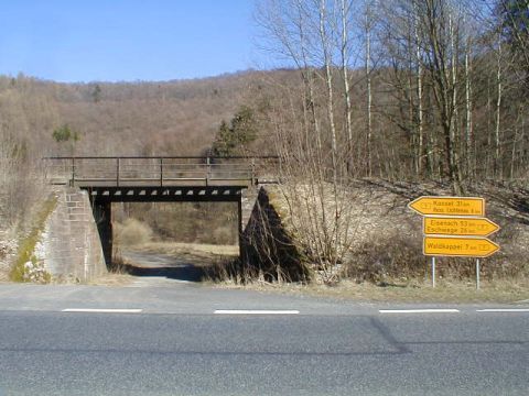 Brücke über einen Weg