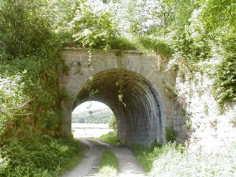 Brcke ber einen Feldweg