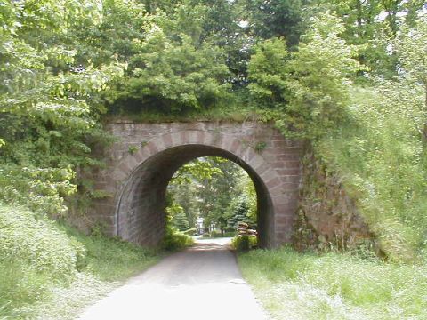 Brcke ber einen Feldweg