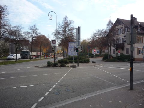 Bahnbergang ber die xxx-Strae, Abzweig zum E-Werk