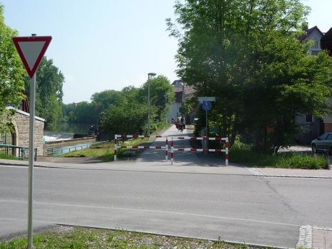 Bahnbergang ber die Heuchinger Strae