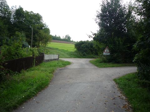 Bahnbergang hinter der Haltestelle Reinsbronn