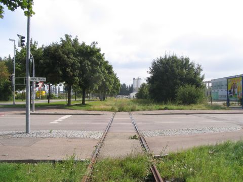 Bahnbergang im Industriegebiet