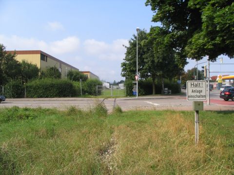 Bahnbergang im Industriegebiet