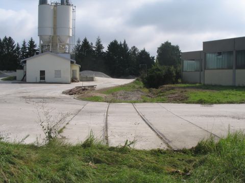 Bahnbergang im Industriegebiet