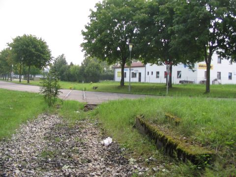 Bahnbergang im Industriegebiet