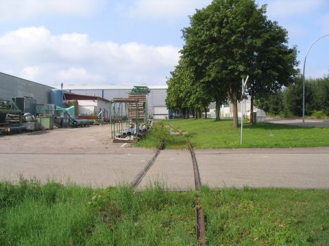 Bahnbergang im Industriegebiet