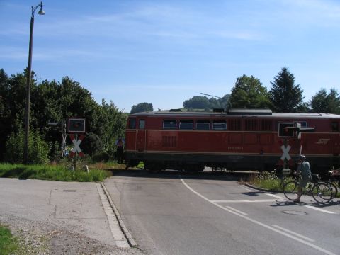 Bahnh�bergang vor dem Bahnhof Markt Wald