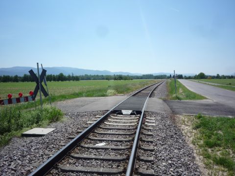 Bahnübergang zwischen Hildmannsfeld und Moos