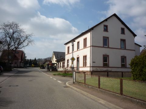 Bahn�bergang �ber die Hauptstra�eg